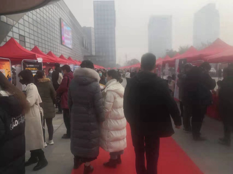 我公司參加“鄭東新區(qū)龍子湖高校區(qū)專場招聘會(huì)”(圖1)