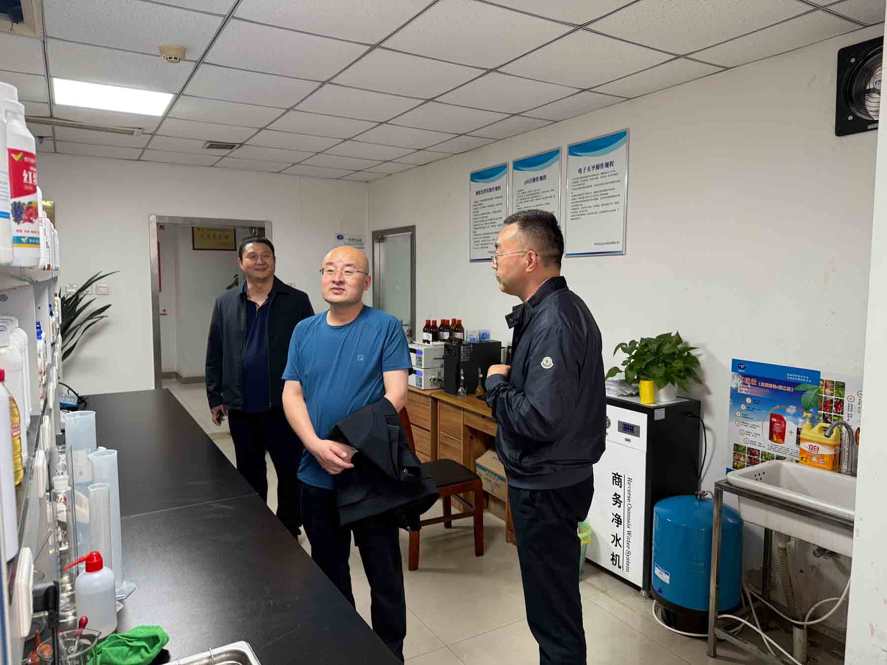 共探行業(yè)新路徑 引領(lǐng)農(nóng)化新征程 | 中國農(nóng)藥發(fā)展與應(yīng)用協(xié)會花榮軍秘書長蒞臨農(nóng)達生化指導(dǎo)工作(圖2)