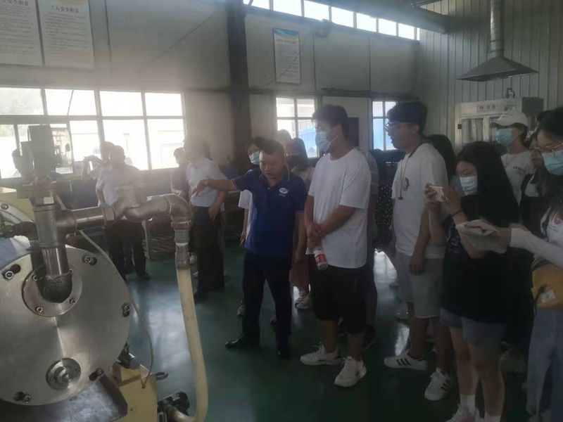 河南科技大學園藝與植物保護學院 師生一行蒞臨鄭州農達中牟廠區參觀交流(圖2)