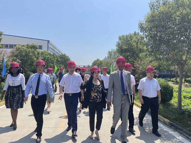 烏干達(dá)共和國駐華大使館公使 蒞臨農(nóng)達(dá)生化考察(圖3)