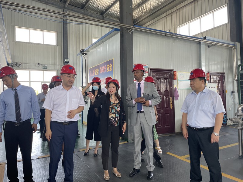 烏干達(dá)共和國駐華大使館公使 蒞臨農(nóng)達(dá)生化考察(圖4)